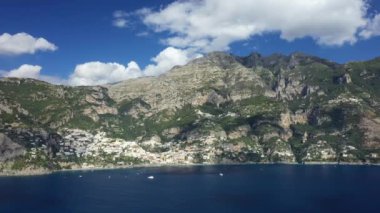 Avrupa 'da, İtalya' da, Campania 'da, Tyrhenian Denizi' nin kıyısında güneşli bir günde.