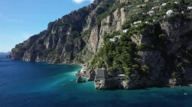 Yazın güneşli bir günde, Avrupa, İtalya ve Campania 'da, Tiren Denizi kıyısında sarp kayalıklar ve bir kule..