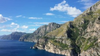 Yazın güneşli bir günde, Avrupa, İtalya ve Campania 'daki Tyrhenian Denizi kıyısındaki dağ yolu..