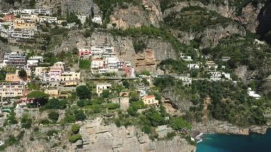 Yazın güneşli bir günde, Avrupa, İtalya ve Campania 'daki Tyrhenian Denizi kıyısındaki Positano' da kayalık konutlar.
