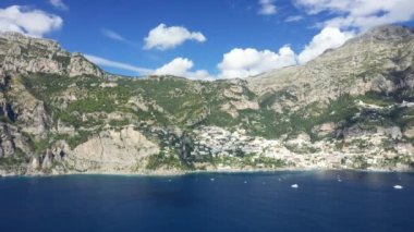 Tekneler, güneşli bir günde, Avrupa, İtalya ve Campania 'daki Tyrhenian Denizi kıyısındaki Positano kasabasına ulaşır..