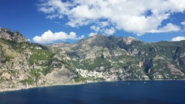 Avrupa, İtalya ve Campania 'daki Tyrhenian Denizi kıyısındaki güzel Positano kasabası, güneşli bir günde..