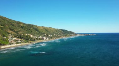 Acciaroli Sahili, Avrupa, İtalya ve Campania 'da Tyrrhenian Denizi kıyısında güneşli bir günde..