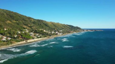 Yazın güneşli bir günde, Avrupa, İtalya ve Campania 'daki Tyrhenian Denizi kıyısındaki kumlu sahilde dalgalar kopar..