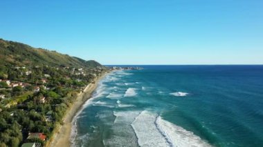 Avrupa, İtalya ve Campania 'daki Tyrhenian Denizi kıyısındaki Acciaroli plajının panoramik manzarası güneşli bir yaz gününde.