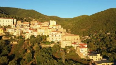 Geleneksel Pisciotta köyü yazın güneşli bir günde Avrupa, İtalya ve Campania 'daki uçurumuna tünedi..