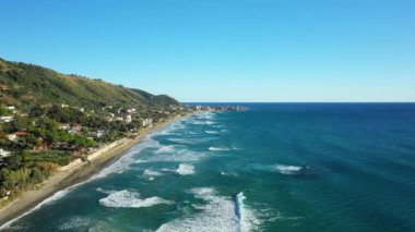 Avrupa, İtalya ve Campania 'daki Tyrhenian Denizi kıyısındaki güzel kumlu Acciaroli plajı güneşli bir günde.