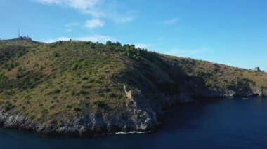 Cape Palinuro 'nun yeşil kırsalında, Tyrhenian Denizi kıyısında, Avrupa, İtalya, Campania' da, güneşli bir günde.