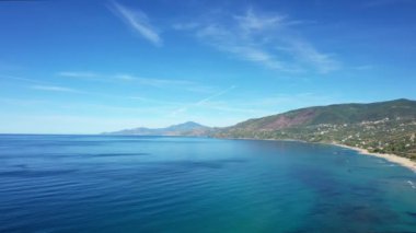 Avrupa, İtalya ve Campania 'daki Tyrhenian Denizi kıyısındaki Palinuro' nun yeşil kırsalında güneşli bir günde.