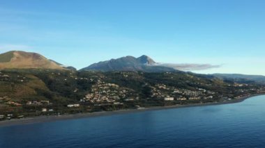 Avrupa, İtalya ve Calabria 'daki Tyrhenian Denizi kıyısındaki Acchio köyü, güneşli bir günde..