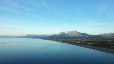 Acchio plajı - Fiumicello ve dağları Avrupa 'da, İtalya' da, Calabria 'da Tyrhenian Denizi kıyısında, güneşli bir günde.