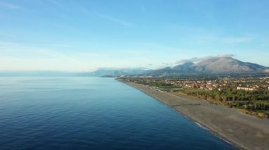 Acchio plajı - Fiumicello Avrupa, İtalya, Calabria 'da Tyrhenian Denizi kıyısında, güneşli bir günde.
