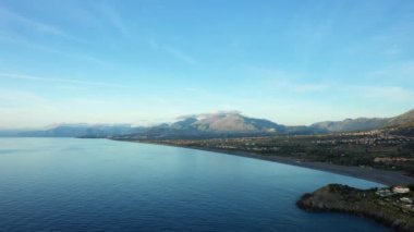 Avrupa, İtalya ve Calabria 'daki Tyrhenian Denizi boyunca uzanan muazzam volkanik kumsalları, güneşli bir günde..