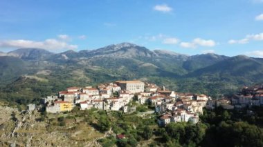Yazın güneşli bir günde, Avrupa, İtalya ve Calabria 'nın yeşil kırsalındaki Aieta' nın görkemli ortaçağ köyü..