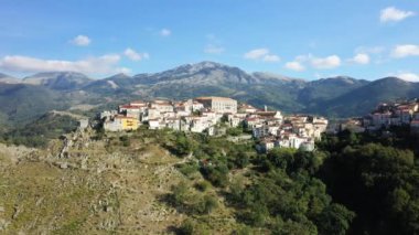 Yazın güneşli bir günde Avrupa, İtalya ve Calabria 'nın yeşil ve kurak kırsalının ortasında Aieta köyü..
