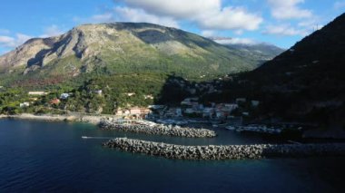 Maratea 'daki Porto marinasının ve Avrupa' daki Tyrhenian Denizi 'nin hendekleri, güneşli bir yaz gününde, İtalya, Basilicata..