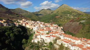 Tortora 'nın Avrupa, İtalya ve Calabria' daki yamaçlardaki evleri güneşli bir günde..