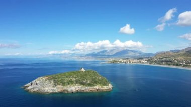 Isola di Cirella adası ve Avrupa, İtalya ve Calabria 'daki Tyrhenian Denizi kenarındaki kulesi güneşli bir günde..