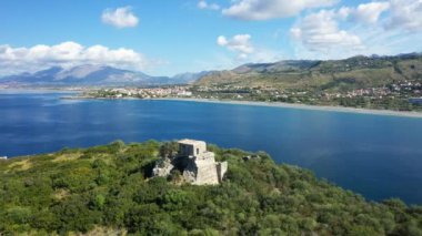 İtalya kırsalına bakan Isola di Cirella Kulesi ve yazın güneşli bir günde Avrupa, İtalya ve Calabria 'daki Tyrhenian Denizi' nin kıyısında..