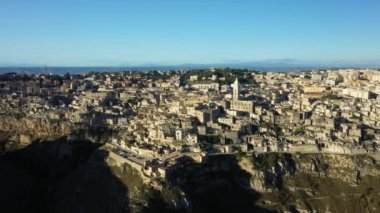 Matera 'nın şehir merkezi Avrupa, İtalya, Basilicata' da bir uçurum kenarında güneşli bir günde yaz mevsimi..