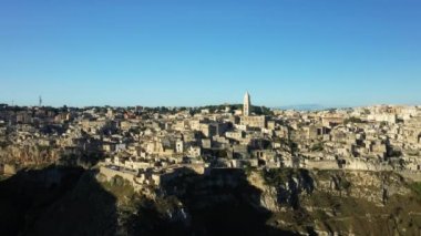 Matera 'nın Avrupa, İtalya ve Basilicata' daki dik uçurumlarındaki mağara evleri güneşli bir günde yaz mevsiminde..