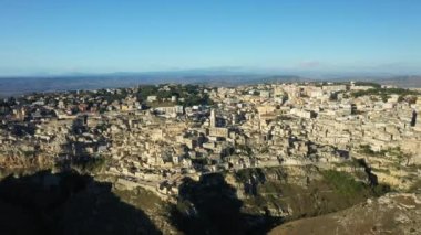 Yüzyıllık Matera kenti ve onun Avrupa, İtalya, Basilicata 'daki mağara evleri, güneşli bir günde yaz mevsimi.