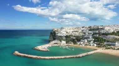 Avlu kenti Peschici ve onun Avrupa, İtalya, Puglia 'daki balıkçılık limanı, güneşli bir yaz gününde, Foggia' ya doğru..