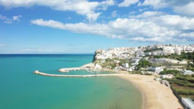 Peschici plajı ve kasabası Avrupa, İtalya, Puglia, yaz aylarında, güneşli bir günde, Foggia 'ya doğru.