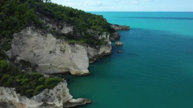 Peschici kasabasının dış mahallelerinde yazın güneşli bir günde, İtalya 'nın Peschici kentinde, Puglia' da, Foggia 'ya doğru kireçtaşı kayaları..