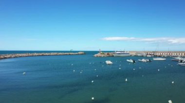 Peschici limanı, Avrupa, İtalya, Puglia, yazın güneşli bir günde, Foggia 'ya doğru.