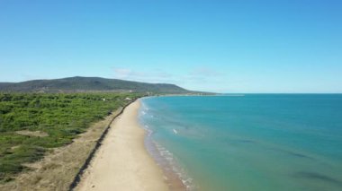 Col de Bavella 'nın sarp kayalıkları, Avrupa, Fransa, Korsika' nın yeşil kırsalında, Ajaccio 'ya doğru, Akdeniz kıyısında, güneşli bir günde,.