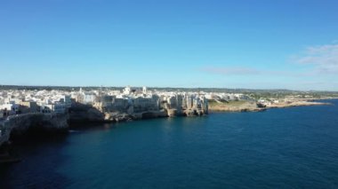 Avrupa, İtalya ve Puglia 'daki uçurumların kenarındaki antik Polignano a Mare kasabası, güneşli bir yaz gününde, Bari' ye doğru..