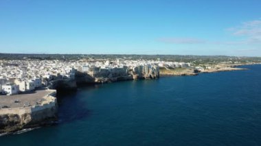 Polignano a Mare Avrupa 'da, İtalya' da, Puglia 'da, yazın güneşli bir günde, Bari' ye doğru.