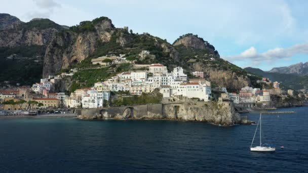 Barco Pasa Frente Ciudad Amalfi Junto Mar Tirreno Europa Italia — Vídeos de Stock