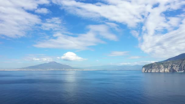 ヨーロッパ イタリア カンパニア州のティレニア海によるヴェスヴィオ山 晴れた日の夏 — ストック動画