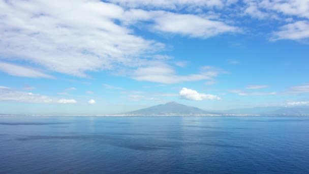 ヨーロッパ イタリア カンパニア 晴れた日の夏にティレニア海によるヴェスヴィオ山とナポリ湾のパノラマビュー — ストック動画