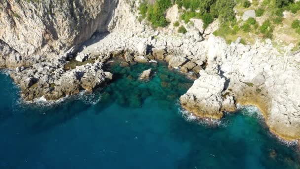 夏天阳光明媚的一天 意大利坎帕尼亚 欧洲提尔尼安海边的岩石 — 图库视频影像