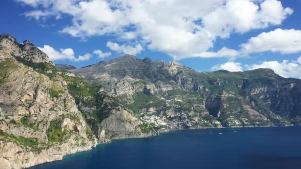 ヨーロッパ イタリア カンパニア州のティレニア海によるポジターノのパノラマビュー 晴れた日の夏 — ストック動画