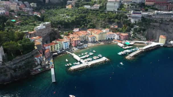 Sorrento Şehrindeki Tyrhenian Denizi Kıyısında Avrupa Talya Campania Bulunan Marina — Stok video