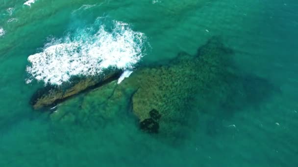 Una Ola Estrella Una Roca Playa Acciaroli Mar Tirreno Europa — Vídeo de stock