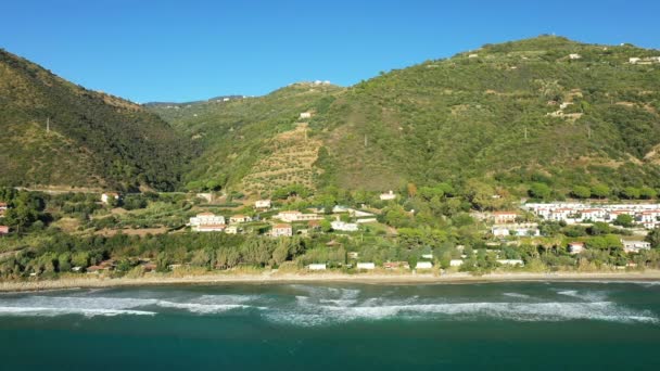 ヨーロッパ イタリア カンパニア州のティレニア海による緑豊かな田舎の伝統的な村 晴れた日の夏 — ストック動画