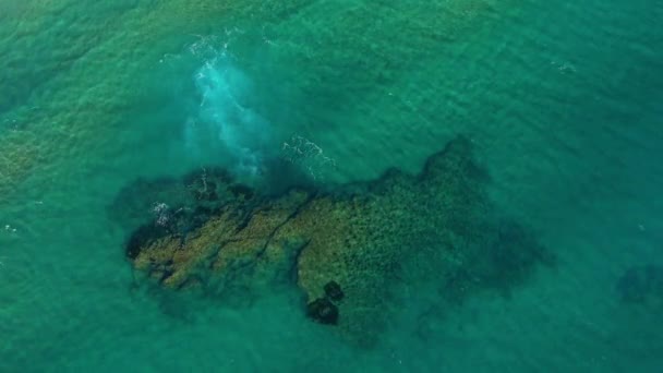 Una Roca Junto Mar Tirreno Europa Italia Campania Verano Día — Vídeo de stock