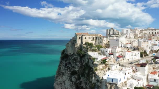 Avrupa Talya Puglia Daki Akdeniz Kıyısındaki Ortaçağ Şehir Merkezi Güneşli — Stok video