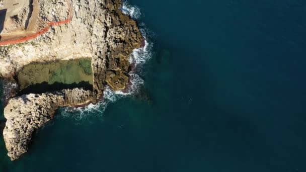 Скелястий Береговий Край Поліньяно Маре Адріатичному Морі Європі Італія Пулья — стокове відео