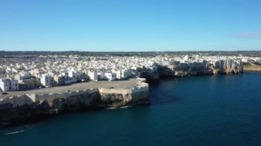 Polignano a Mare Avrupa 'da, İtalya' da, Puglia 'da, yazın güneşli bir günde, Bari' ye doğru.