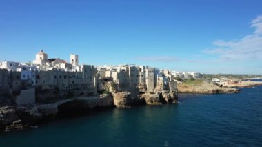 Polignano a Mare kayalıklarının kenarındaki evler Avrupa, İtalya, Puglia 'da güneşli bir günde, Bari' ye doğru..