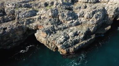 Polignano Polignano 'daki Adriyatik Denizi' ndeki kayalar Avrupa, İtalya, Puglia 'daki Mare kayaları güneşli bir yaz gününde, Bari' ye doğru kayalar..