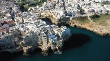 Polignano a Mare 'nin merkezi Avrupa, İtalya, Puglia' da yazın güneşli bir günde Bari 'ye doğru..