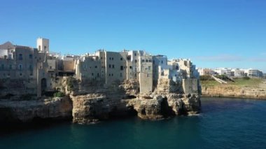 Polignano ve Mare şehir merkezi Avrupa, İtalya, Puglia 'daki Adriyatik Denizi' nin kıyısında, güneşli bir günde, yazın Bari 'ye doğru..