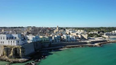 Avrupa 'daki antik Otranto kenti, İtalya, Puglia, yazın güneşli bir günde Lecce' ye doğru..